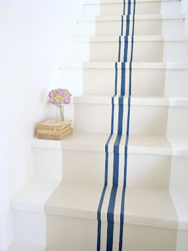Un effet de perspective sympa donné avec ces bandes de peinture bleu qui soulignent le fond couleur lin sur les marches