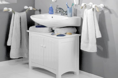 Un exemple de faïence salle de bain repeinte avec la peinture carrelage Julien couleur gris perle. Après les meubles et le sol blanc, cela donne une belle salle de bain grise relookée pour pas cher !