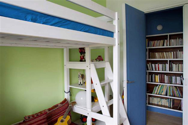 Vert tendre sur les murs, bleu intense sur la porte du placard, deux couleurs de peinture toniques pour une chambre d'ado plein de vitalité