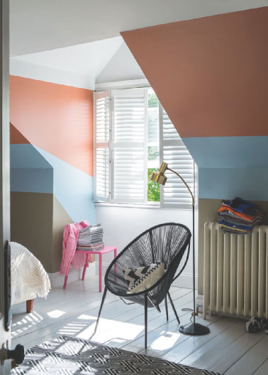 Avec une harmonie de couleurs douces, la chambre joue avec les teintes de peinture pour structurer l'espace et l'architecture atypique d'une chambre mansardée ou pourvue de poutres ou encore pour souligner les lignes d'une alcôve. En optant pour des couleurs proches dans le nuancier peinture, par exemple une couleur pastel, tel un bleu ciel, associée à une teinte taupe clair mis en valeur par un coloris corail.