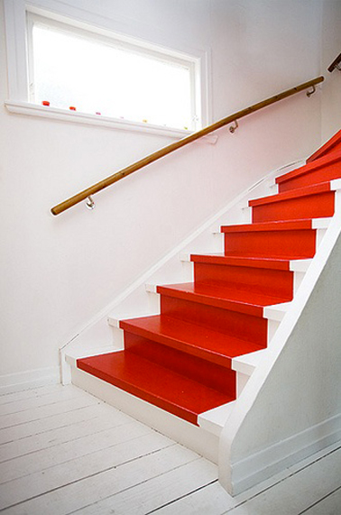 Simple et très déco des escaliers en bois avec un tapis peint avec une peinture rouge sur une base blanche