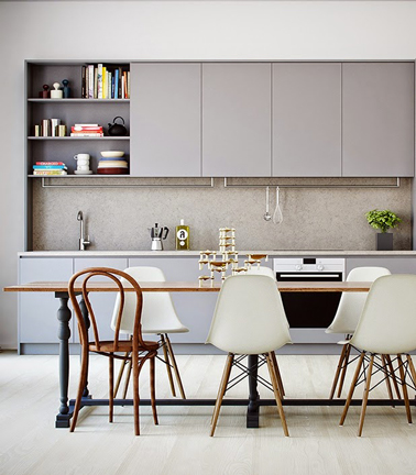Deux nuances de peinture grise pour relooker des meubles de cuisine c'est chic, comme ici avec un gris anthracite pour peindre la niche et un gris souris pour les portes des meubles hauts et bas