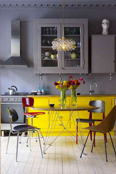 Une peinture gris souris pour repeindre les meubles hauts, un jaune vif pour les meubles bas, une association couleur qui donne du peps à la cuisine 