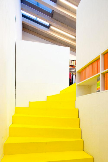 Une peinture jaune vif pour donner un look moderne à des escaliers bois contreplaqué