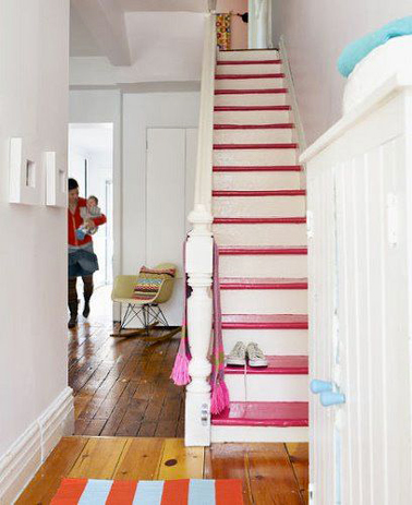 Après avoir repeint les escaliers en blanc chaque marche est peintes en rose fushia pour structurer l'espace