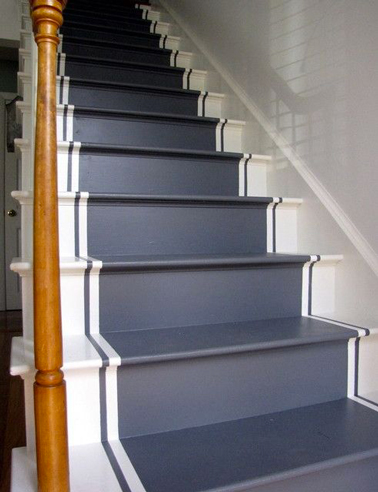 Deux bandes de peinture bleu pour souligner les marches de l'escalier repeintes bleu et blanc