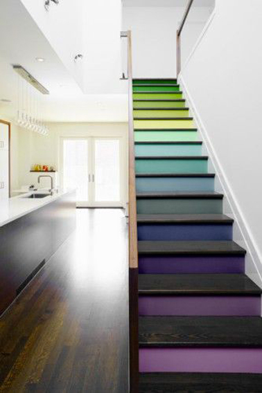 une idée originale pour repeindre ses escaliers de plusieurs couleurs. chaque contremarche est peinte d'une couleur différente tandis que les marches sont recouverts d'une peinture noire