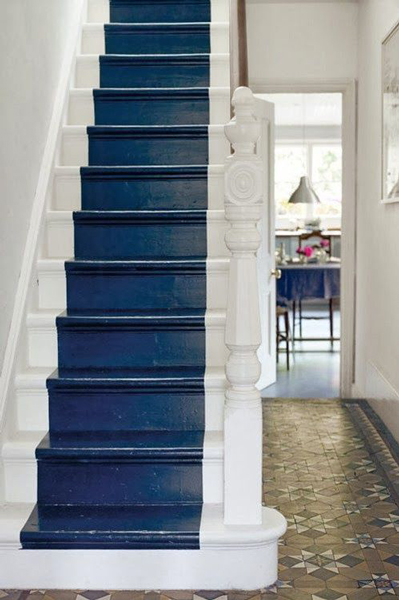 Une belle couleur bleu marine pour repeindre les escaliers en bois et former un tapis de couleur avec le bord des marches et la rampe bois peints en blanc