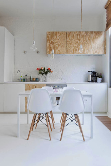 Alterner peinture blanche et façades en contreplaqué brut une idée tendance lorsque l'on doit repeindre les meubles de sa cusine