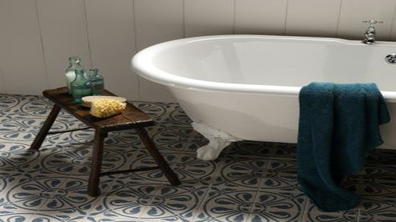 Aménager une salle de bain rétro, idée baignoire sur pieds, revêtement de sol et robinetterie en laiton style rétro
