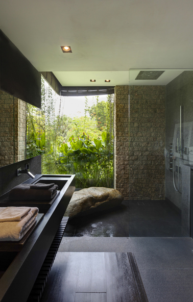 Salle de bain zen douche italienne meuble vasque en ardoise et mur pierres Une salle de bain résolument zen qui fait la part belle à la vue sur les bambous du jardin. La douche italienne, l'immense meuble vasque en ardoise auprès des murs en pierres apparentes pour des moments de bien-être absolu.