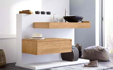 Salle de bain zen meuble plan vasque en teck La salle de bain prend une allure zen avec des meubles en teck massif teinte claire au design épuré. Plan de vasque, meuble à tiroirs suspendu et vasque ronde Modèle AIR de Lineart chez Aubade