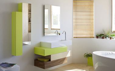 Salle de bain zen avec meubles sous vasque teck et vert Ambiance zen dans la salle de bain avec un meuble sous-vasque Aubade hyper léger composé de blocs superposés en décalé et 3 finitions : bois noyer et bouleau et laqué vert anis. Pour tamiser la lumière un store à lames en bambou clair.