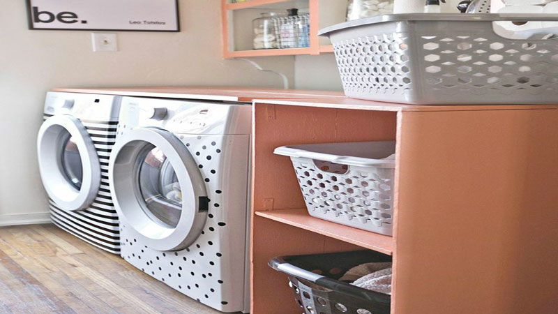 Astuce déco pour relooker sa machine à laver ou un appareil électroménager avec du ruban adhésif isolant pour électricité noir ou de couleur pop