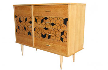 Un buffet vintage en pièce unique retravaillé avec de la peinture dans le pur esprit des années 50