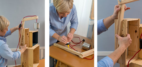 Dernière étape pour faire votre table de chevet, coller la lampe sur le long des caisses à vin et posez du Power Tape  pour maintenir la structure de la table le temps du séchage