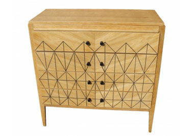 Fidèle à l'esprit des années une commode vintage idéale pour la déco de la chambre