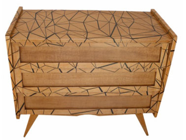 Superbe Commode vintage restaurée sur mesure avec ses trois tiroirs à l’interieur tapissés imitation cuir noir.
