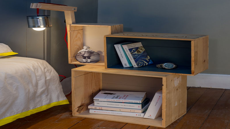 Etape par étape découvrez comment faire une table de chevet avec des caisses à vin et sa lampe assortie