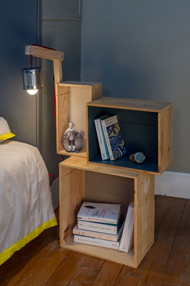 Voilà, vous venez de fabriquer une table de chevet sympa avec des caisses à vin et sa lampe de chevet en quelques étapes !
