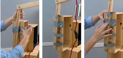 Pour terminer la table de chevet assurer le maintien le la lampe sur les caisses à vin avec du Power Tape le temps du séchage complet de la colle