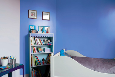 Peinture dépolluante de Tollens dans chambre enfant couleur bleu teintée en machine et blanc.