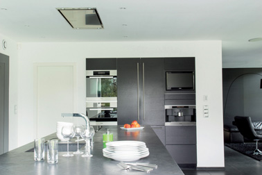 Dans cette cuisine, murs et plafond sont repeints avec Captéo pour dépolluer l'air de la pièce de façon immédiate et permanente. Peinture Tollens
