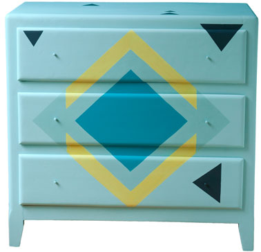 Sympatique relooking pour une commode en bois peinte d'abord en vert pastel et des motifs géométriques peints  centre des tiroirs. Peinture 1825