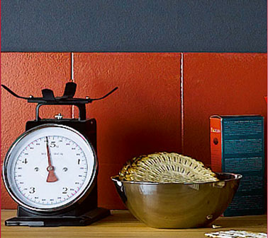2 couches de peinture sur le vieux carrelage de la crédence et la cuisine est nickel ! Peinture Julien nuancier 9 couleurs, ici rouge Paprika