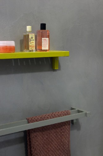 peinture carrelage de Maison Déco couleur gris anthracite dans salle de bain Masqu'carrelage, une peinture pour carrelage qui fait disparaître les joints des vieux carreaux. Dans cette salle de bain, la vieille faïence est recouverte avec la peinture pour carrelage de Maison Déco couleur gris anthracite