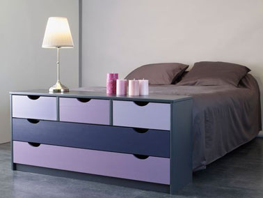 De la peinture violet et parme pour repeindre une commode en bois brut ça réveille les couleurs d'une chambre taupe