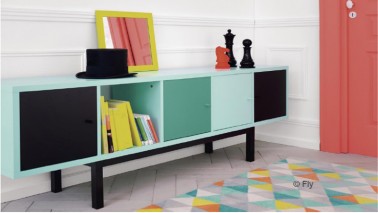 La marque Fly propose de composer ses meubles qui permet de personnaliser son intérieur en changeant les formes et couleurs des meubles