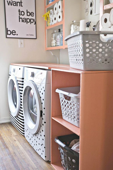 Dans cette buanderie, les machines sont relookées avec du ruban PVC noir qu'il suffit de retirer si on veut changer la couleur des rayures