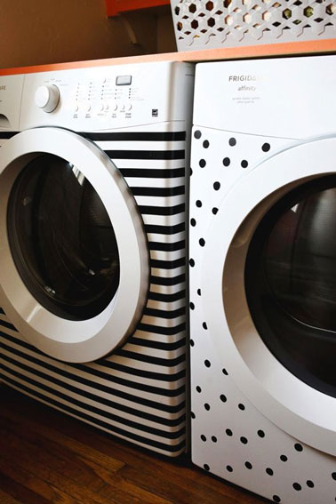Pour relooker cette machine à laver et ce sèche-linge on a utilisé du ruban adhésif PVC noir pour former les rayures et les petits pois.