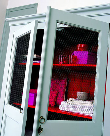 Une vieille armoire repeinte en rouge pour l'intérieur et un beau gris tourterelle de chez Tollens sur l'extérieur du meuble. Pour peaufiner un look moderne les vitres sont remplacées par du grillage. 