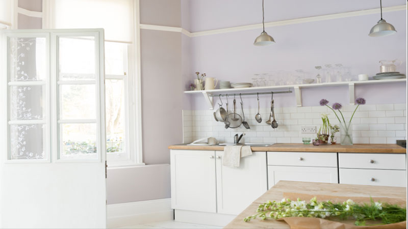 Repeindre une crédence en carrelage dans la cuisine est un jeu d'enfant en suivant nos conseils peinture et tuto pas à pas pour obtenir un résultat au top de vos attentes.