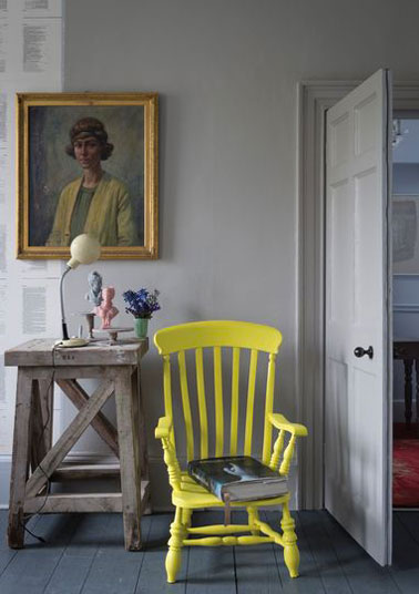Une couleur de peinture pep's pour relooker un fauteuil Le vieux fauteuil repeint en jaune ça donne du pep's à la déco d'un salon gris ! Peinture Farrow & Ball