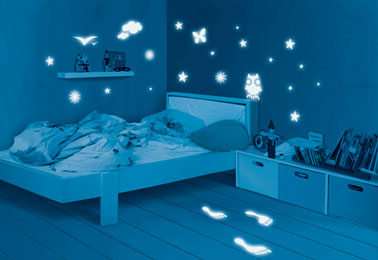 des étoiles qui s'éclairent sur le mur de la chambre d'un enfant pendant la nuit ça sert de veilleuse ! Vernis phosphorescent V33