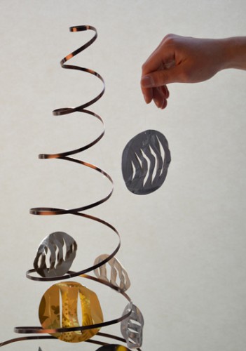Fixer les boules de papier sur le sapin avec du fil de nylon transparent