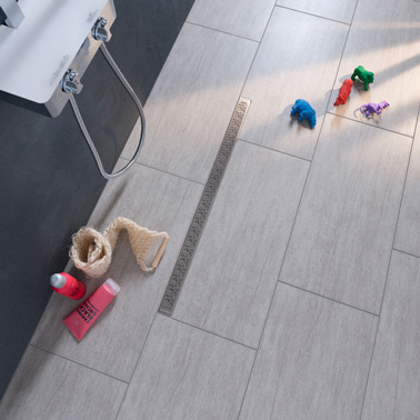 Gris anthracite et clair pour le carrelage de la douche italienne dans cette douche italienne le receveur extra plat est carrelé en gris clair en contraste fort avec le carrelage mural gris anthracite
