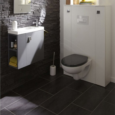 une déco WC ultra chic avec un carrelage au sol anthracite qui fait écho au gris presque noir des pierres de parement du mur du lave-mains. Nouveauté Leroy Merlin. 