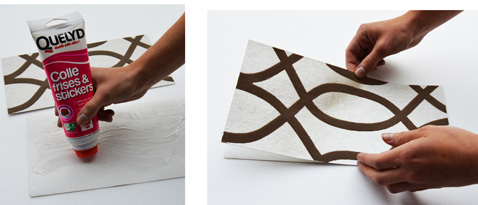 Pour faire votre sapin de Noël, commencez par découper 2 morceaux de papier peint et encollez par l'envers