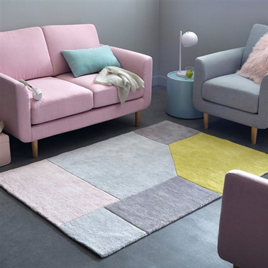 Une déco de petit salon en rose et gris  mimi à craquer. Le sol gris anthracite révèle la douceur des nuances de rose poudré et rose pale du canapé et tapis Tapis coton tufté graphique, 2 tailles, Dario chez La Redoute