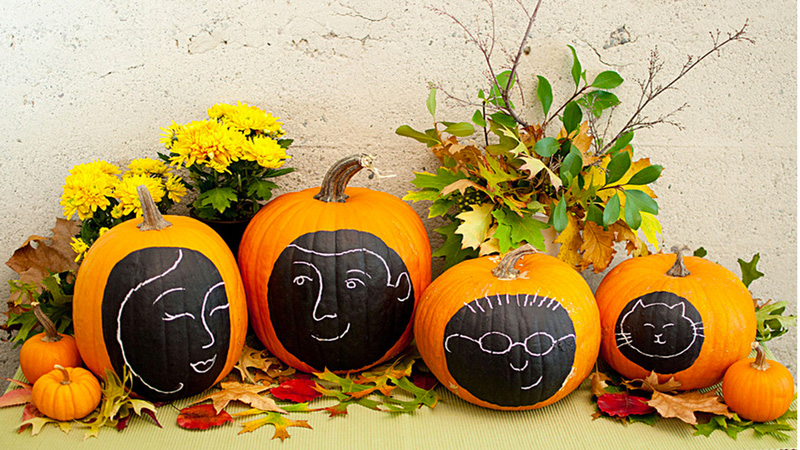 decorer une citrouille d'Halloween avec des portraits de la famille dessinés à la craie sur une peinture à tableau peinte sur la citrouille