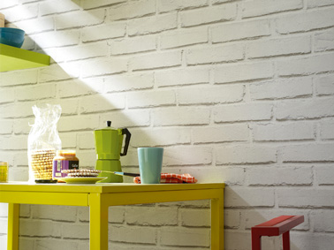 papier peint briques blanches dans cuisine avec table et vaisselle vert anis, le top pour un réveil bonne humeur. 