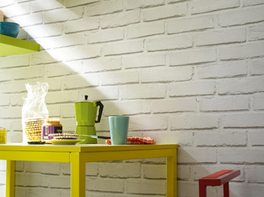 Top, le papier peint imitation briques blanches dans la cuisine papier peint briques blanches dans cuisine avec table et vaisselle vert anis, le top pour un réveil bonne humeur.