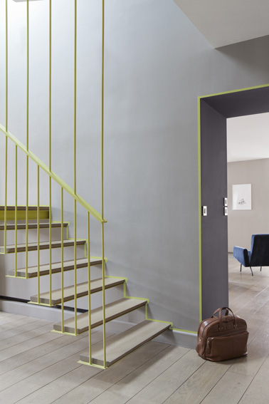 Jaune et gris pour repeindre la cage d'escalier Le mur de l'escalier repeint à l'unisson des couleurs du salon avec un Gris Perle N°11, Collection Colorissim réveillé par la rampe en fer repeinte en jaune Plein Soleil N°45 Laque Glycéro. Peinture V33