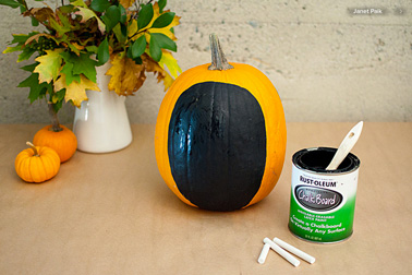 Pour décorer une citrouille d'Halloween dans la vider commencez par Peindre la forme d'un visage sur la citrouille avec de la peinture à tableau noir