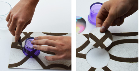 Dessinez les boules de Noël sur le papier peint en vous aidant de verres de différents diamètres puis découpez les contours