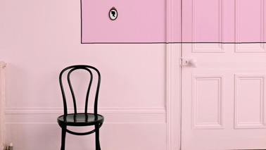 Rose poudré et fushia pour la déco d'une entrée originale Une déco des murs dans une harmonie de Rose poudrée et tendre fushia, la tendance couleur à adopter pour repeindre le couloir